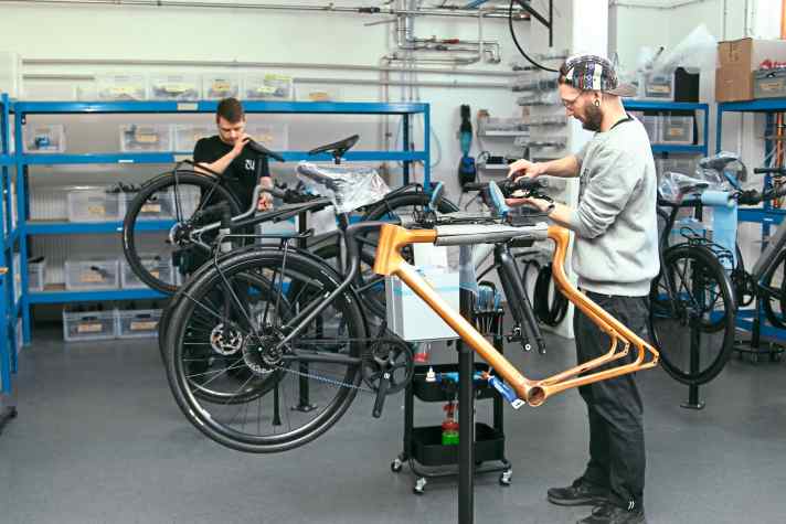 Auffällige Rahmenform, auffällige Farben: Urwahn steht für Komfort und Lifestyle. Die Urwahn-Bikes werden direkt in der Zentrale in Magdeburg montiert.