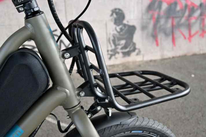 Verwindungssteif am Rahmen montiert: Der Frontträger ist mit 20 Kilo belastbar.
