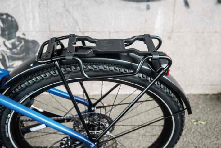 Der SKS-Träger ist steif, bietet aber nur eine schmale Haken-Reling und wenig Abstützung.