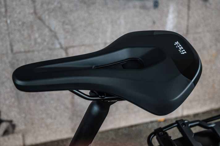 Relativ schmal und hart: Der Fybron-Sattel ist eher sportlich ausgerichtet.