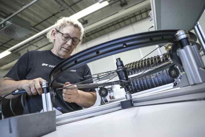 Im Rahmen unseres BIKE PROJECT: EUROPE konnten wir den Laufradbauerinnen von DT Swiss über die Schulter schauen.