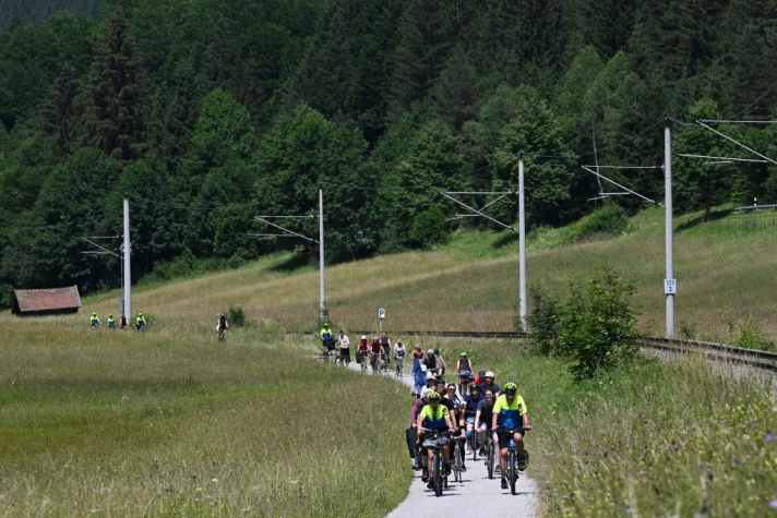 Warum der begleitende Radfahrer-Konvoi bei der Überführung der Rettungswagen? Es ist eine gute Gelegenheit zu zeigen: Wir Radfahrer sind viele und können richtig was bewegen (Symbolbild).