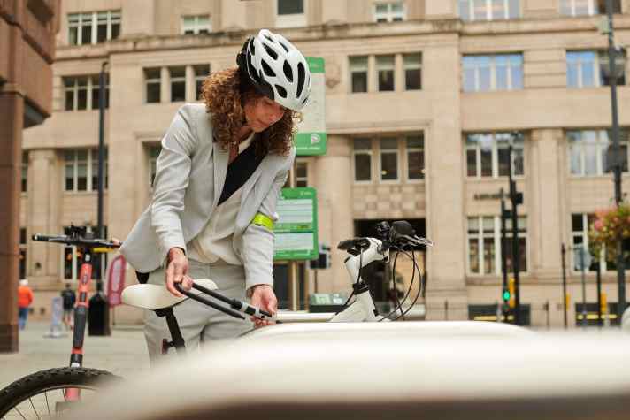 Das Fahrrad abzuschließen ist eine Selbstverständlichkeit – aber auch zur Art des Schlosses machen Versicherungen oft Vorgaben.
