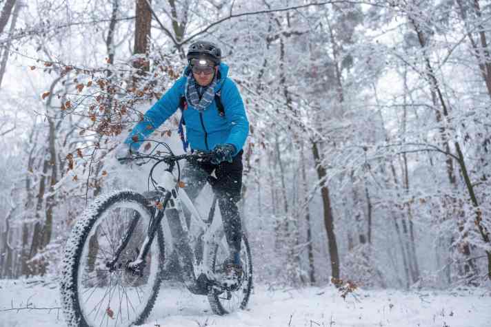 Radfahren im Winter: Die Power von E-Bike-Antrieben wird im Schnee schnell zu viel – eine geringe Unterstützungsstufe wählen!