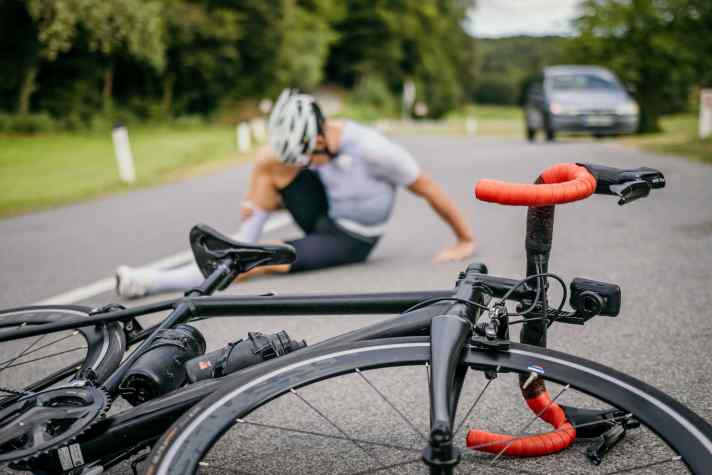 Gestürzt und etwas am Bike kaputt? An diesen Fall denkt niemand gerne, doch bei Fahrradversicherungen können auch Unfallschäden abgedeckt werden.