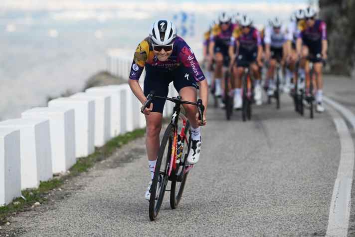 Mountainbikerin Laura Stigger auf dem Rennrad