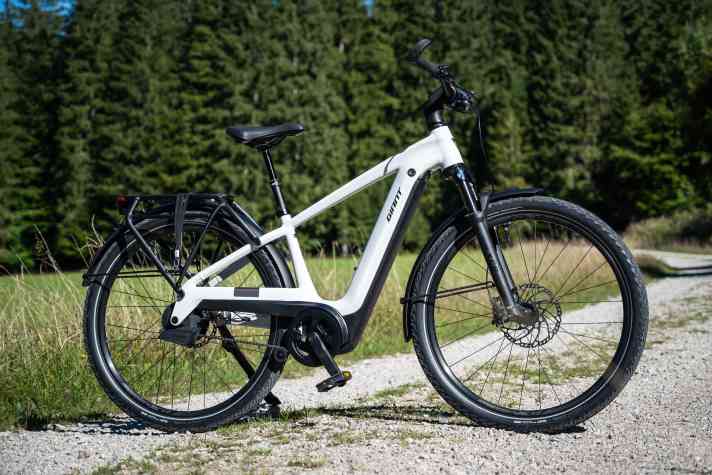 Giant Explore E+: Syncdrive Pro2 // 800 Wh // ca. 30 kg // 5799 Euro.