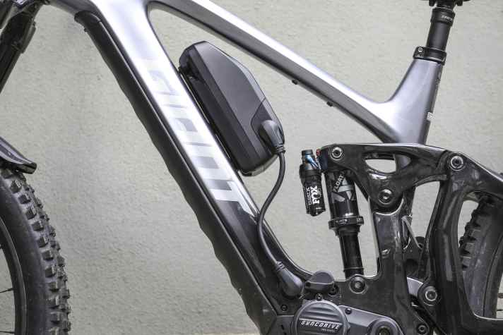 280 Wattstunden liefert der optionale Range Extender, der über eine Adapterplatte aufs Unterrohr geklickt werden kann.