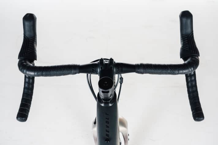 D-Fuse Technologie am <a href="https://www.tour-magazin.de/rennraeder/gravel-bike/giant-revolt-advanced-2-gut-ausgestatteter-spitzen-allrounder-im-test/" target="_blank" rel="noopener noreferrer">Giant</a>: Mit Absicht etwas leichter Verformbar, nimmt der Lenker Vibrationen und Bodenwellen ganz gut weg. Bei Sprints im Wiegetritt kostet dies das ein oder andere Watt Leistung.