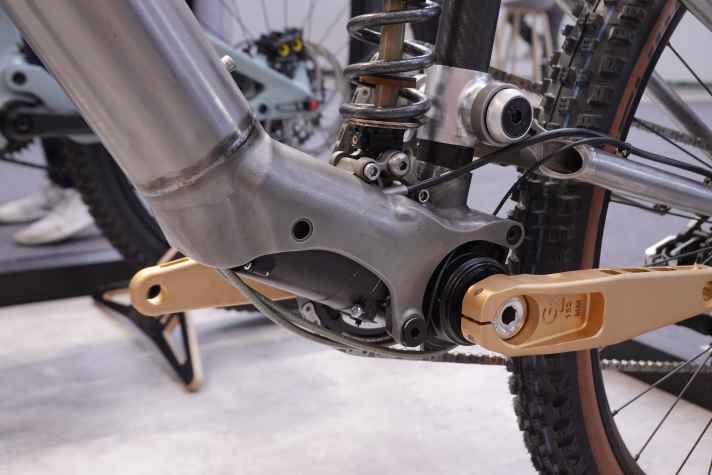 Das Motor Bracket aus Titan entstammt dem 3D-Drucker. Der Maxon-Motor ist luftig verbaut und seine besondere Form in diesem Setting gut zu erkennen.