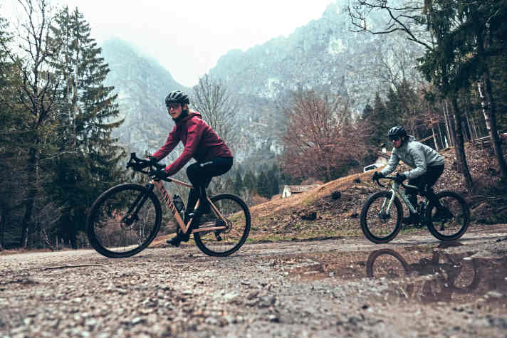 Geschickt geschichtet hält gute Fahrradbekleidung auch im Winter warm und trocken.