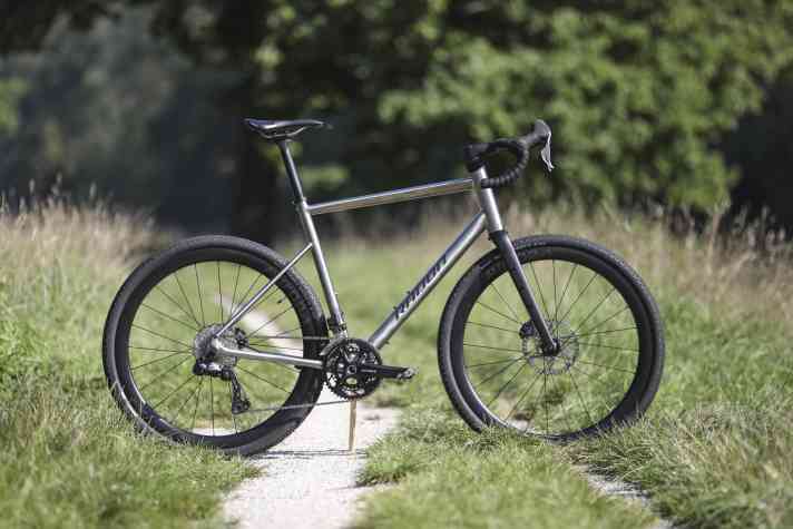 Anders als viele andere Gravelbikes mit Titanrahmen setzt das Radon Tigard nicht nur auf klassische Rundrohre. Wir testeten das Topmodell für 5999 Euro.