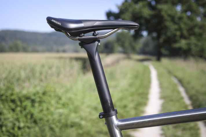 Fett: Die 31,6 Millimeter dicke Carbon-Sattelstütze baut steif. Sitzkomfort kommt am Gravelbike von Radon vor allem vom Ergon-Sattel.