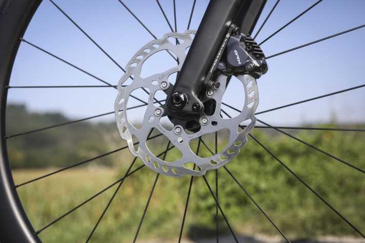 Mit 180 Millimeter Scheibendurchmesser packen die Shimano Bremsen des Radon Gravelbikes besonders kräftig zu.