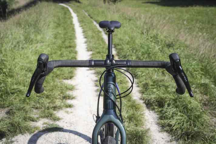 Was ein Bügel! Der Salsa Gravel-Lenker hat Überbreite. Zwischen den Hoods ist jede Menge Platz für eine große Lenkerrolle.