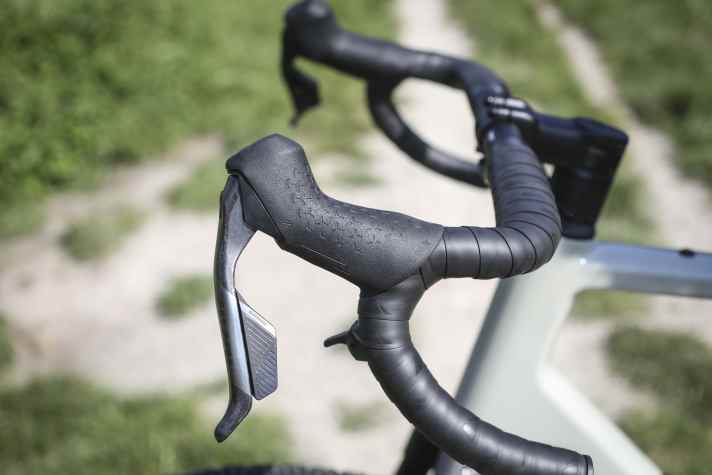 Die Hoods der neuen Sram Rival XPLR Funk-Schaltgruppe fallen länger aus als ihre Vorgänger und strecken die Sitzposition auf dem Canyon Grizl.