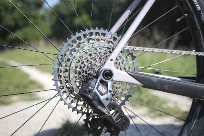 Ein funkgesteuertes Mountainbike-Schaltwerk und eine Kassette mit maximal 52 Zähnen helfen an steilen Rampen mit einem gut funktionierenden Klettergang.