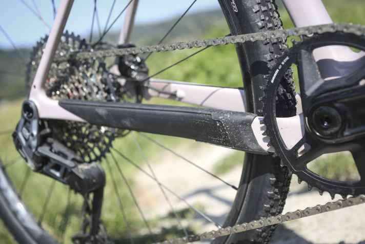 Santa Cruz gönnt dem Stigmata einen großzügigen, gut gedämpften Kettenstrebenschutz - längst nicht selbstverständlich am Gravelbike!