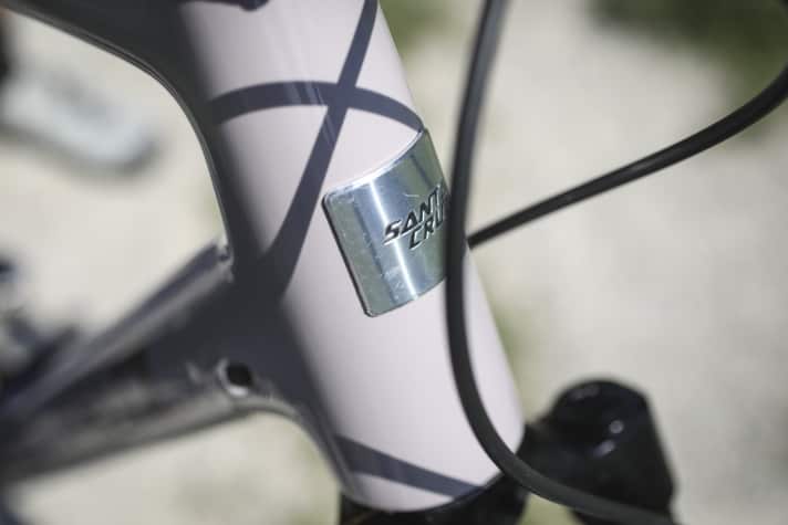 Santa Cruz: Für diesen Namen zahlen viele Biker gerne etwas mehr. Den Carbon-Rahmen der kalifornischen Marke haftet ein guter Ruf an.