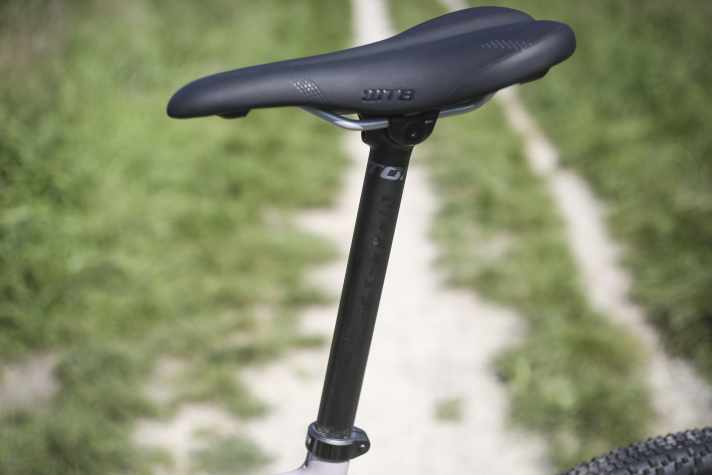 Eine leichte Carbon-Sattelstütze spart am Gravelbike von Santa Cruz Gewicht. Der Sitzkomfort liegt im guten Mittelfeld.