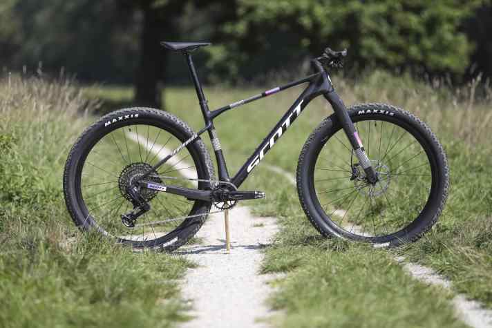 Gravel ist nicht gleich Gravel: Auf extremen Langdistanzen setzen Profis gerne auf ein MTB-Hardtail wie das Scott Scale Gravel.