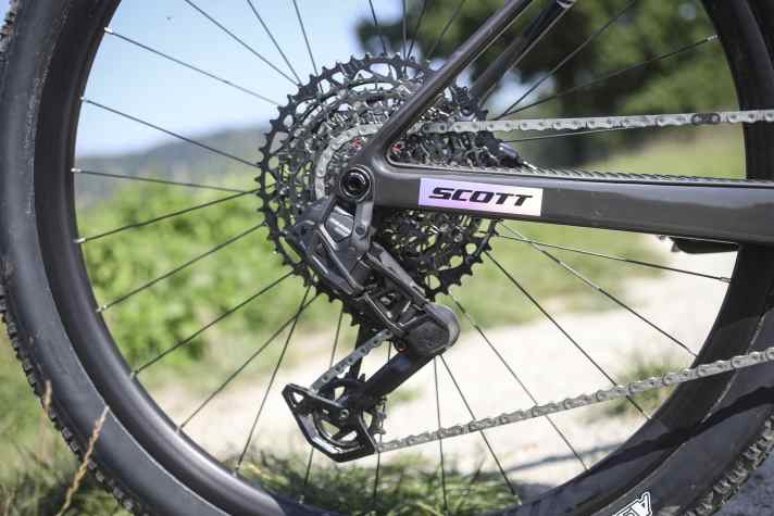 Die Sram S100 Eagle AXS Schaltung ist zwar nicht besonders edel, macht aber einen tadellosen Job und schaltet via Funk eine Mountainbike-Kassette mit großer Übersetzungsbandbreite.