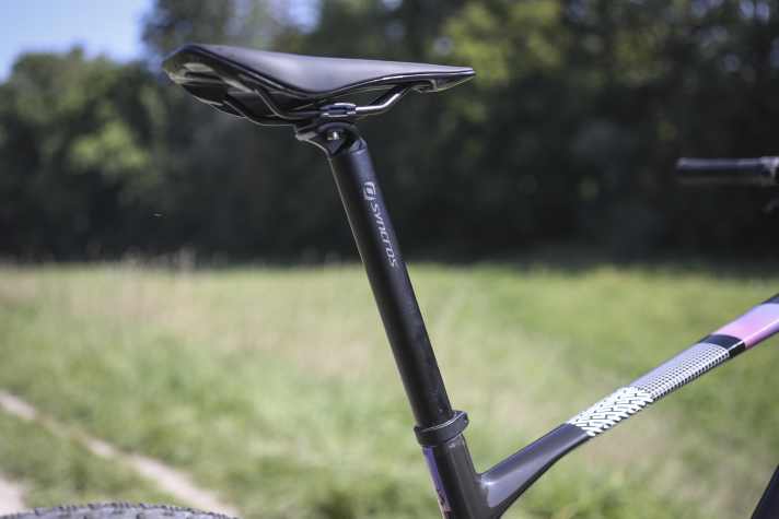 Die 31,6 Millimeter dicke Alu-Stütze gibt kaum nach. Besser würde dem Scott Scale Gravel ein dünnes Carbonmodell stehen.