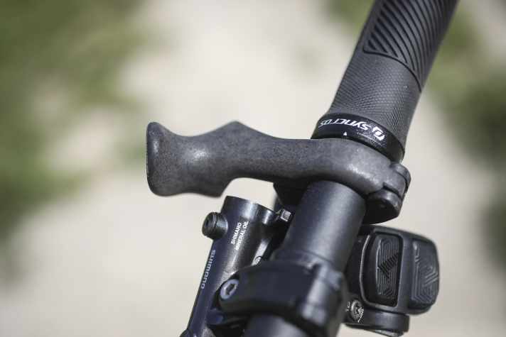 Sogenannte Inner-Barends bieten eine zusätzliche, schmale Griffposition und können die Aerodynamik verbessern. Am Scott Scale Gravel werden die kleinen Helfer aus Carbon serienmäßig verbaut.