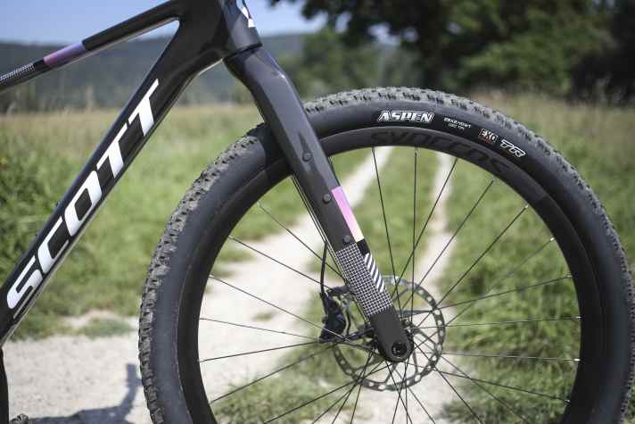Starr- statt Federgabel: Scott denkt das Mountainbike-Hardtail neu. An der Starrgabel kann Gepäck befestigt werden.