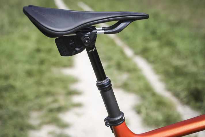 Die Rockshox Reverb XPLR AXS Teleskopsattelstütze am Propain Gravelbike bietet 75 Millimeter Vertsellbereich.