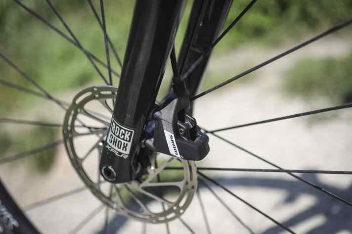 Die Sram Apex Bremsen lassen in Abfahrten Biss vermissen. Der Nachfolger und die Konkurrenz von Shimano haben mehr Power.