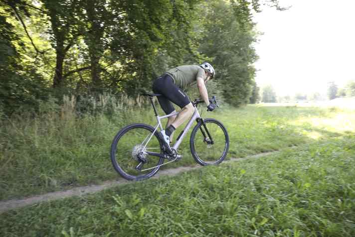 Gravelbikes sind keine Mountainbikes, und das ist auch gut so. Biker, die mit einem Dropbar liebäugeln sollten aber nicht vergessen, für welches Terrain Gravelbikes wirklich gebaut sind.