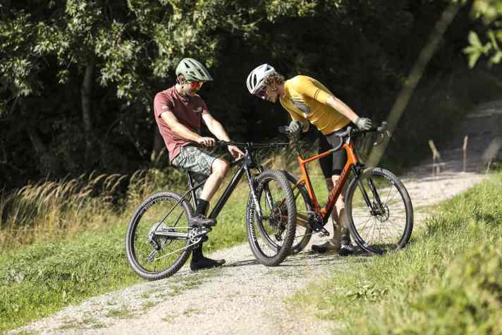 Gravelbikes und Hardtails haben viele Gemeinsamkeiten aber ebenso viele Unterschiede. Die BIKE-Redaktion diskutiert über Vor- und Nachteile beider Konzepte.