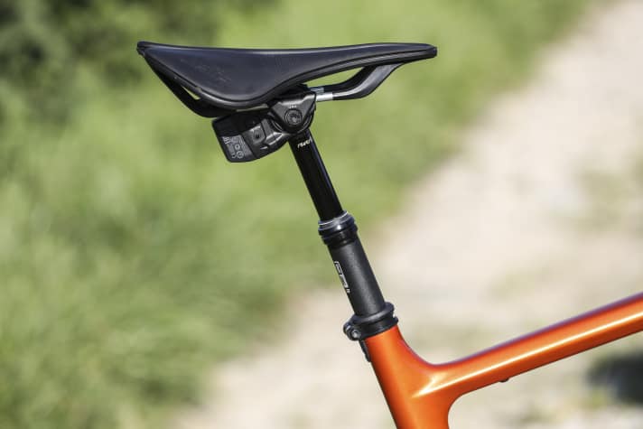 Die elektronische Rockshox Reverb AXS XPLR bietet 75 Millimeter Hub. In Schotter-Abfahrten bringt das einen großen Sicherheitsvorteil.