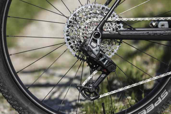 Mit großer Mountainbike-Kassette gibt es auch an steilen Rampen weniger böse Überraschungen. Auch viele Gravelbikes setzen auf die MTB-Technik.