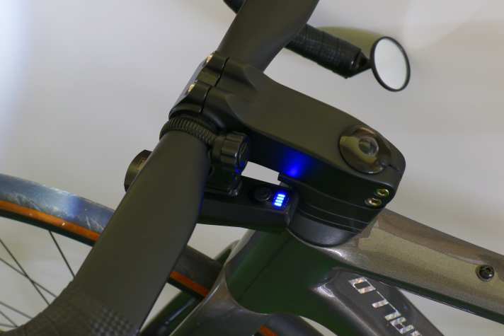 Eine 5-stufige Anzeige informiert über den aktuellen Akkustand. Eine Memory-Funktion merkt sich die zuletzt verwendete Leuchtstufe.