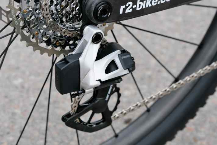 Die Gänge wechselt ein Spezial-Schaltwerk, das Dangerholm aus zwei Straßenschaltwerken und einem großen Käfig mit Röllchen von Ceramicspeed zusammengebaut hat.