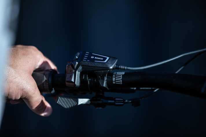 Das Hybe 9 hat den Haibike Components TheBar ++ (780 mm) Lenker, das Hybe 11 hat den Raceface Atlas (785 mm) verbaut. Die Griffe sind die Haibike MTB grips