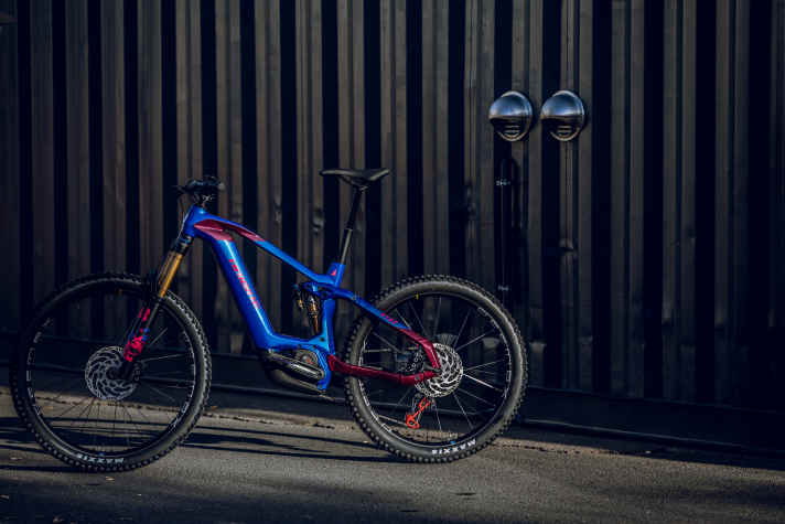 Die Mischung machts: Vorne fahren die beiden Hybe-Modelle auf 29”, hinten auf 27,5” großen Maxxis-Schlappen. Das Hybe 9 bremst vorne und hinten mit Shimano SLX M7120-Aluminium-Bremsen (203 mm), das Hybe 11 mit Magura MT5, ebenfalls 203 mm