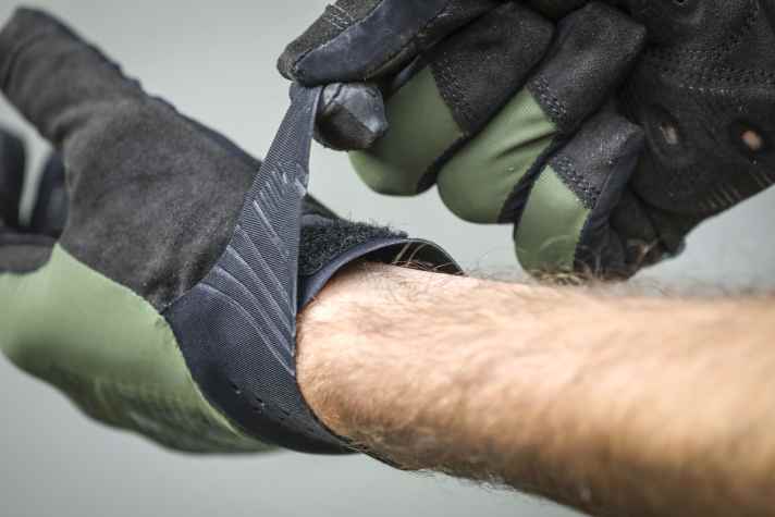 Ein Klettverschluss ist kein muss, erleichtert aber den Einstieg in den Handschuh