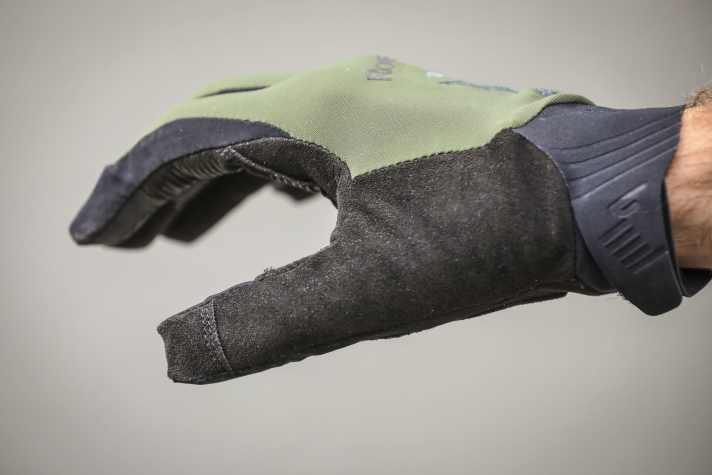 Praktischer Wischdaumen, UND: Der Handschuh ist stark vorgeformt, was sich in hervorragender Passform auszahlt.