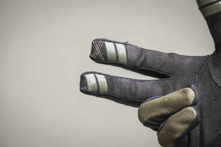 Silikon-Prints und Touchscreen-Fäden - der DND bietet aller wichtigen Features eines modernen Handschuhs