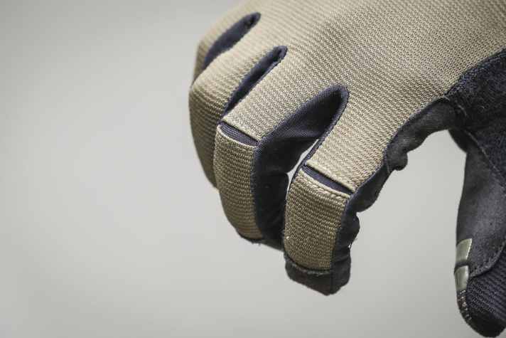 Die Cuts an den Knöcheln erhöhen die Beweglichkeit an den Schalt- und Bremsfingern. Das robuste Material könnte aber etwas mehr Stretch vertragen
