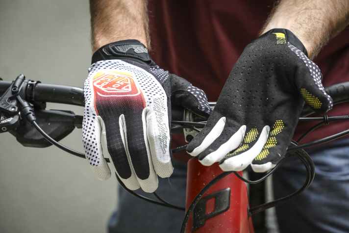Nicht zu viel versprochen: Der Troy Lee Designs Air Glove sitzt wie eine zweite Haut und sorgt für extrem direkten Griff am Lenker.