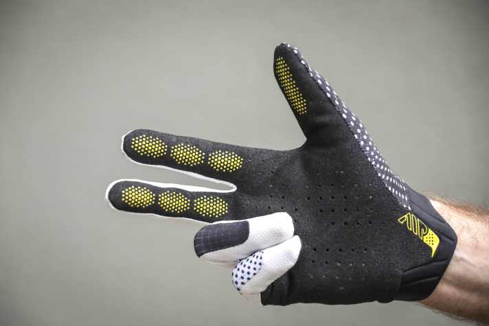 Auch ohne spezielle Touchscreen-Fäden soll man mit dem Air das Smartphone bedienen können. Für Grip sorgen lange Silikon-Prints