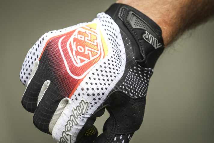 Gegen schwitzige Pfoten hilft luftiges Mesh-Material wie hier beim Troy Lee Designs Air Glove