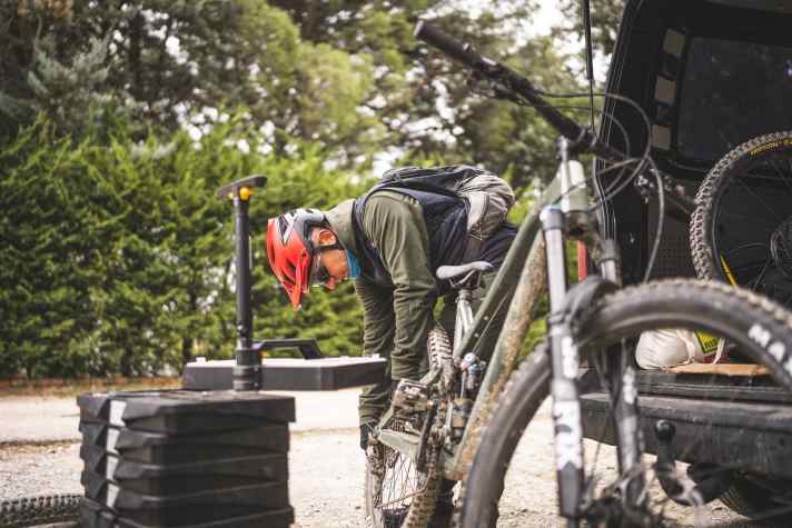 BIKE-Tester und Guide Mario Presi nimmt das Privateer 161 genau unter die Lupe. Dabei fallen sofort die XXL-Lagerungen am Hinterbau und die massive, am Stück geschmiedeten Umlenkwippe auf. Gepaart mit dem soliden Alu-Chassis und den robusten Reifen wiegt das 161 massive 17,9 Kilo.