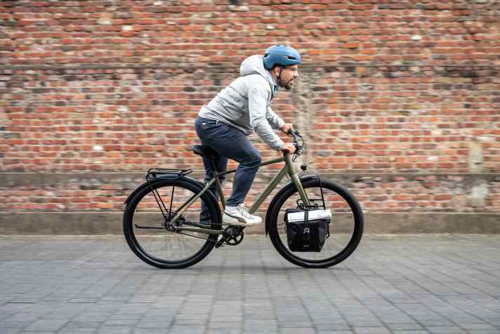 Schnelltransport: Der perfekt passende Lowrider und die cleveren Cube-Taschen kosten das Rad selbst beladen kaum etwas von seiner Dynamik.