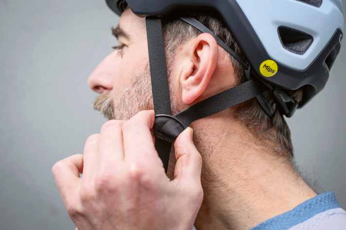 Die Y-Verteiler sind besonders wichtig, damit der Helm nicht nach hinten rutschen kann