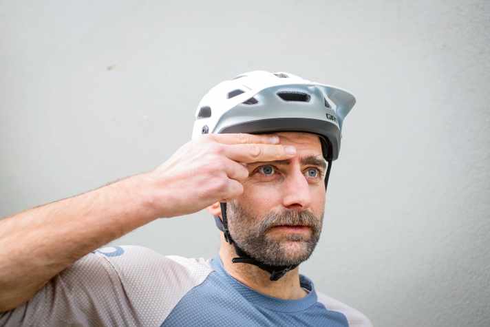 Nicht zu weit in der Stirn und nicht zu weit im Nacken. Der Helm sollte waagrecht sitzen